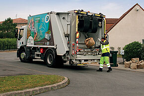 Camion benne de collecte des sacs de végétaux