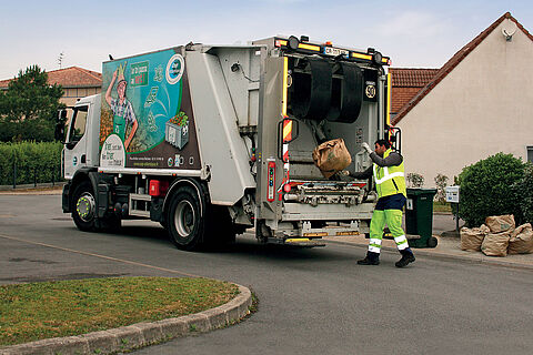 Camion benne de collecte des sacs de végétaux