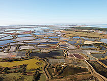 Vue aérienne des marais salants - Agrandir l'image (fenêtre modale)